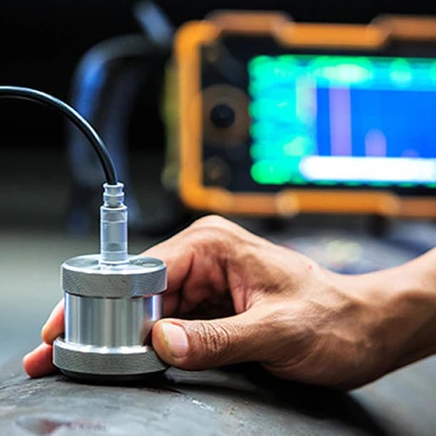 Ultrasonic probe for non-destructive testing of a steel bar